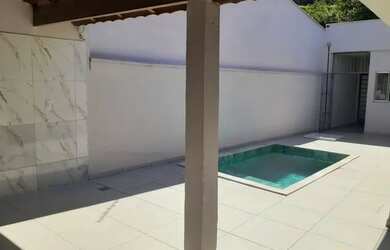 Imagem: A casa possui 3 Dormitórios, 3 Banheiros, 2 Vagas na garagem