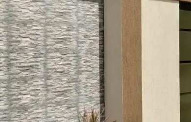 Imagem: A casa possui 3 Dormitórios, 2 Banheiros, 2 Vagas na garagem