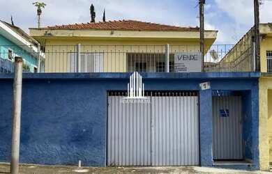 Imagem: A casa possui 4 Dormitórios, 2 Banheiros, 1 Vaga na garagem