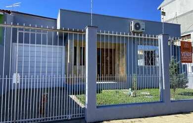 Imagem: A casa possui 3 Dormitórios, 2 Banheiros e 2 Vagas na garagem