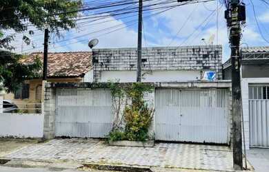 Imagem: A casa possui 3 Dormitórios, 3 Banheiros e 130m² de Área