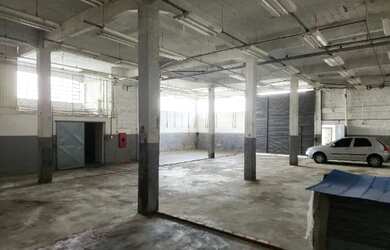 Imagem: O depósito possui 4 Vagas na garagem, 410m² de Área e está