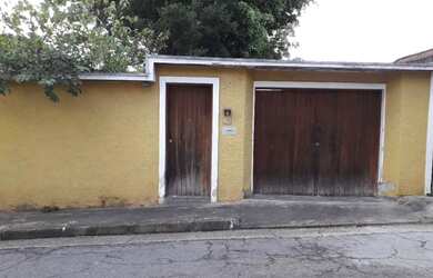 Imagem: A casa possui 3 Dormitórios, 3 Banheiros, 5 Vagas na garagem