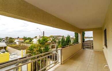 Imagem: A casa possui 5 Dormitórios, 5 Banheiros, 3 Vagas na garagem