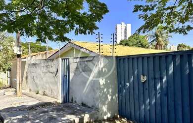 Imagem: A casa possui 3 Dormitórios, 2 Banheiros, 1 Vaga na garagem