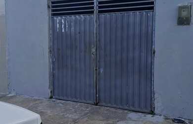 Imagem: A casa à venda possui 2 Dormitórios, 1 Banheiro, 1 Vaga na