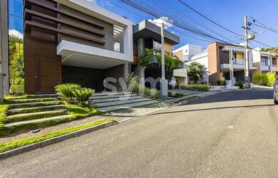 Imagem: A casa em condomínio possui 4 Dormitórios, 5 Banheiros, 2