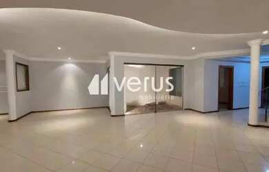 Imagem: A casa possui 5 Dormitórios, 3 Banheiros, 3 Vagas na garagem