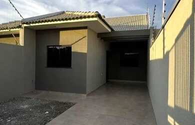 Imagem: A casa possui 3 Dormitórios, 1 Banheiro, 2 Vagas na garagem