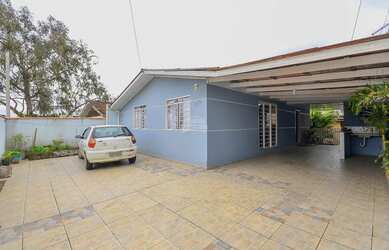 Imagem: A casa possui 3 Dormitórios, 2 Banheiros, 1 Vaga na garagem