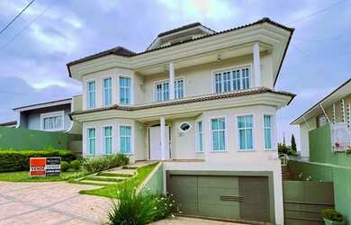 Imagem: A casa possui 4 Dormitórios, 5 Banheiros, 2 Vagas na garagem