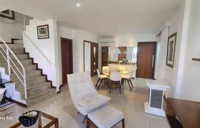 Imagem: A casa possui 4 Dormitórios, 5 Banheiros, 3 Vagas na garagem