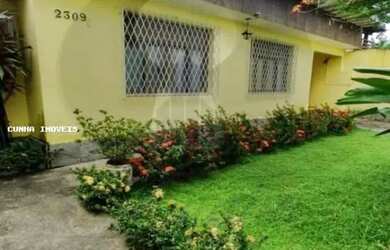 Imagem: A casa possui 3 Dormitórios, 3 Banheiros, 2 Vagas na garagem