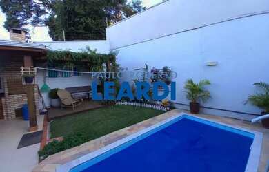 Imagem: A casa possui 3 Dormitórios, 3 Banheiros, 2 Vagas na garagem