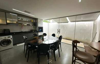 Imagem: A casa em condomínio possui 3 Dormitórios, 1 Banheiro, 2 Vagas