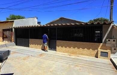 Imagem: A casa possui 3 Dormitórios, 2 Banheiros, 2 Vagas na garagem