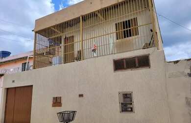 Imagem: A casa possui 2 Dormitórios, 2 Banheiros, 2 Vagas na garagem