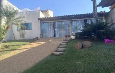 Imagem: A casa possui 2 Dormitórios, 2 Banheiros, 2 Vagas na garagem