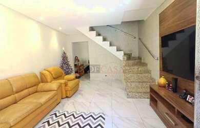 Imagem: A casa possui 3 Dormitórios, 3 Banheiros, 4 Vagas na garagem