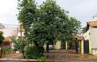 Imagem: A casa possui 3 Dormitórios, 3 Banheiros, 2 Vagas na garagem