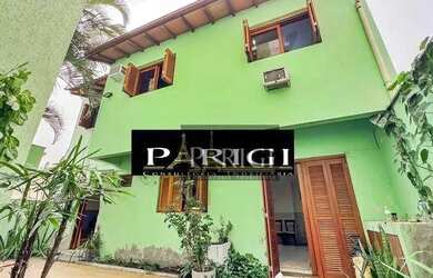 Imagem: A casa possui 5 Dormitórios, 3 Banheiros, 220m² de Área e