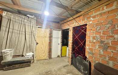 Imagem: A casa possui 4 Dormitórios, 1 Banheiro, 125m² de Área, Imóvel