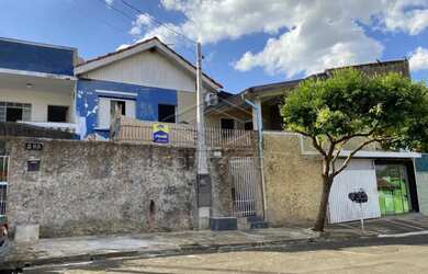 Imagem: A casa possui 2 Dormitórios, 1 Banheiro, 1 Vaga na garagem