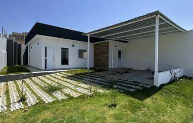 Imagem: A casa possui 2 Dormitórios, 2 Banheiros, 2 Vagas na garagem