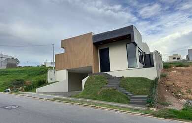 Imagem: A casa possui 3 Dormitórios, 4 Banheiros, 4 Vagas na garagem