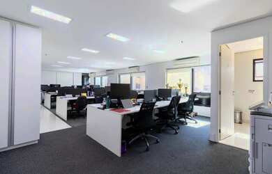 Imagem: O depósito possui 5 Vagas na garagem, 240m² de Área e está