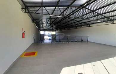 Imagem: O depósito possui 5 Vagas na garagem, 562m² de Área e está