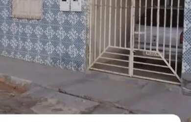 Imagem: A casa possui 5 Dormitórios, 2 Banheiros, 1 Vaga na garagem