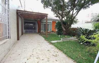 Imagem: A casa possui 3 Dormitórios, 3 Banheiros, 3 Vagas na garagem