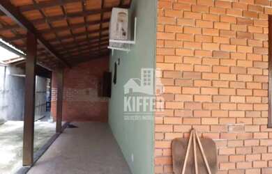 Imagem: A casa em condomínio possui 4 Dormitórios, 2 Banheiros, 4