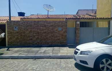 Imagem: A casa possui 4 Dormitórios, 1 Banheiro e 2 Vagas na garagem