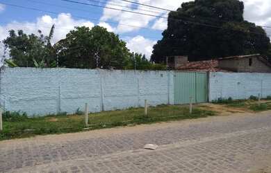 Imagem: A casa possui 2 Dormitórios, 2 Banheiros, 1 Vaga na garagem