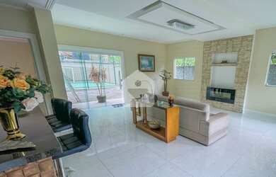 Imagem: A casa possui 5 Dormitórios, 1 Banheiro, 3 Vagas na garagem