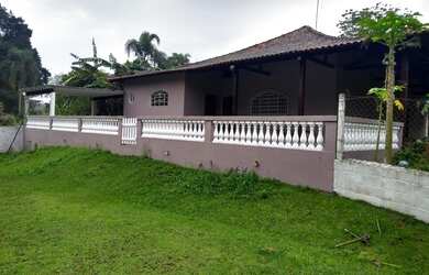 Imagem: A casa possui 5 Dormitórios, 1 Banheiro, 2 Vagas na garagem