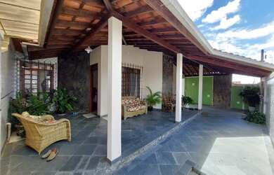 Imagem: A casa possui 4 Dormitórios, 4 Banheiros, 1 Vaga na garagem