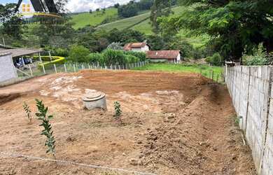 Imagem: O terreno possui 1.450m² de Área e está localizado em Pedra