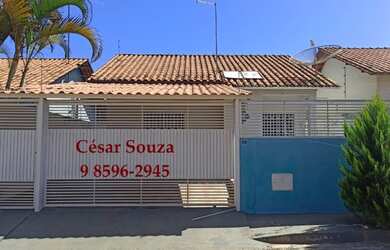 Imagem: A casa possui 2 Dormitórios, 1 Banheiro, 1 Vaga na garagem