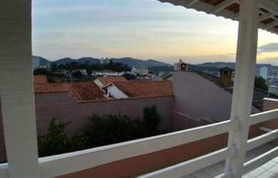 Imagem: A casa possui 3 Dormitórios, 3 Banheiros, 4 Vagas na garagem