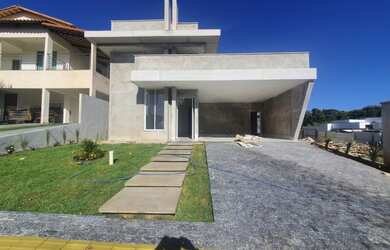 Imagem: A casa possui 3 Dormitórios, 4 Banheiros, 4 Vagas na garagem