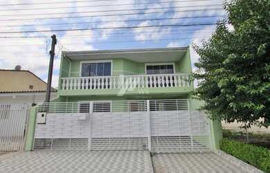 Imagem: A casa possui 3 Dormitórios, 3 Banheiros, 5 Vagas na garagem