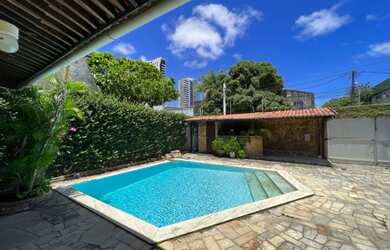 Imagem: A casa possui 3 Dormitórios, 5 Banheiros, 5 Vagas na garagem