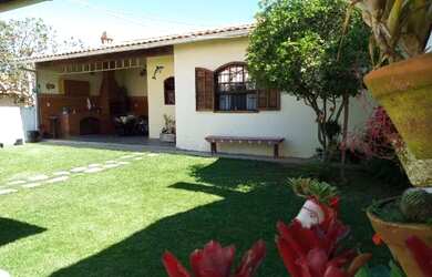 Imagem: A casa para temporada possui e está localizado em Araruama