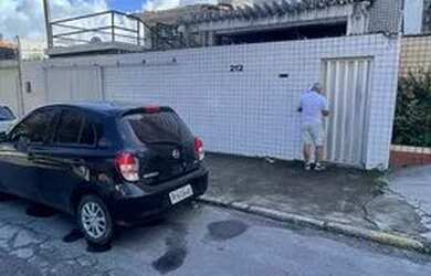 Imagem: A casa possui 3 Dormitórios, 3 Banheiros, 4 Vagas na garagem