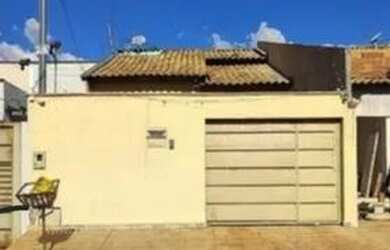 Imagem: A casa possui 3 Dormitórios, 2 Banheiros, 2 Vagas na garagem