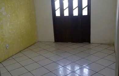 Imagem: A casa possui 3 Dormitórios, 2 Banheiros, 1 Vaga na garagem