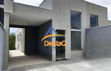 Imagem: A casa possui 3 Dormitórios, 3 Banheiros, 2 Vagas na garagem